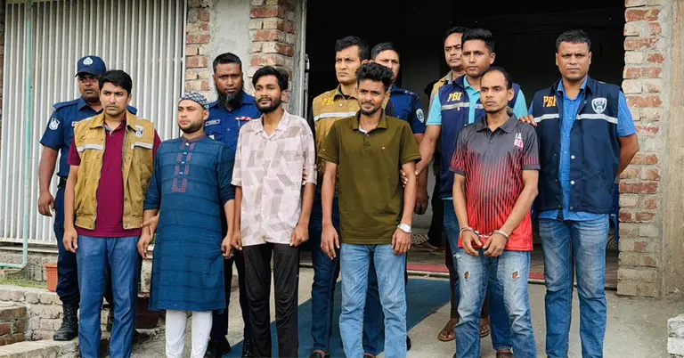 পুলিশি হেফাজতে গ্রেপ্তাররা